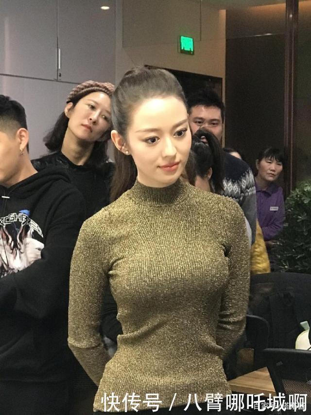  [吉娜的身材]有一种绝美叫穿修身衣的吉娜！惊艳腰胸比不输超模，一般人扛不住