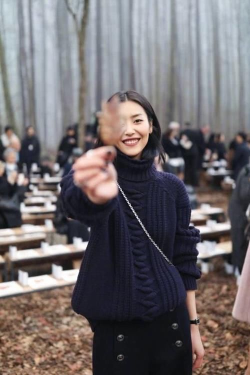  『衬衫』既通勤又休闲，学会刘雯这4套穿搭技巧，保你性感可爱又时髦显瘦