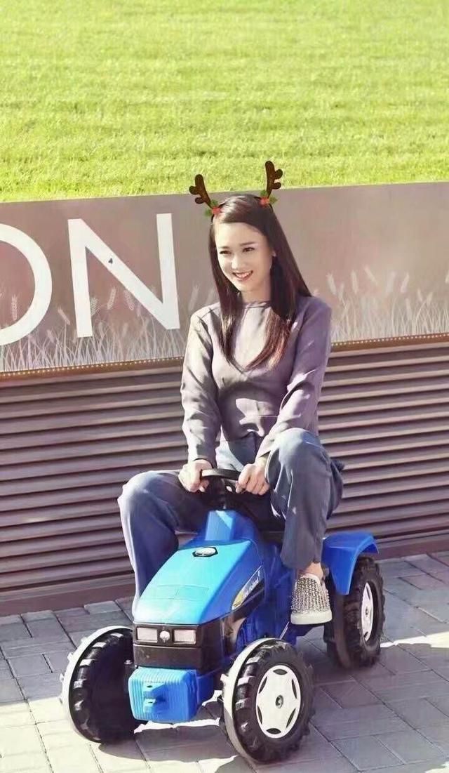 陈乔恩也成时尚黑洞！本想要装嫩，没想到暴露了自己的身材缺陷！