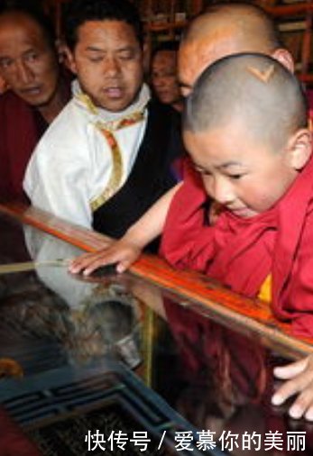 他是中国地位最高的小孩被认为是转世灵童, 13岁就“黄袍加身”