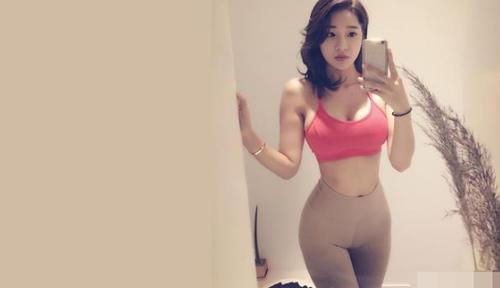 太大胆!性感前卫的美女,紧身的绑带T恤一直开到了肚脐十分吸睛