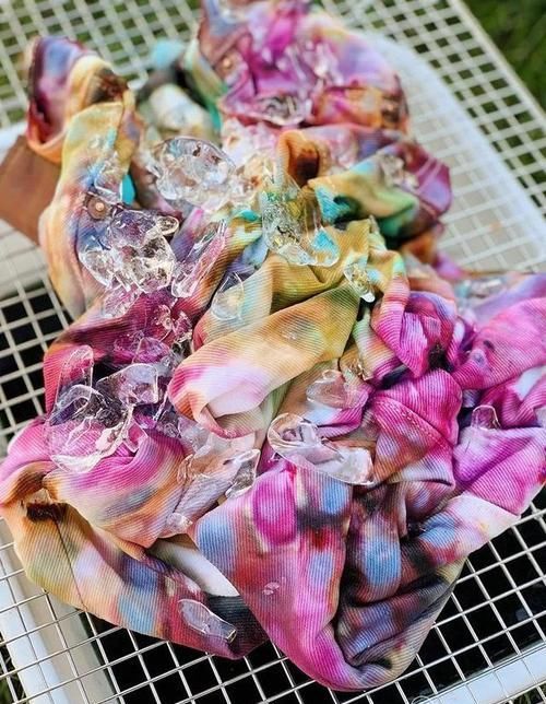  「冰块」纯色衣服太单调，用冰块染下色吧！DIY手工染布，冰染简单有趣