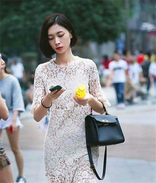 小美女|街拍:身穿白色抹胸上衣的小美女,身材高挑,一双大长腿吸睛无数