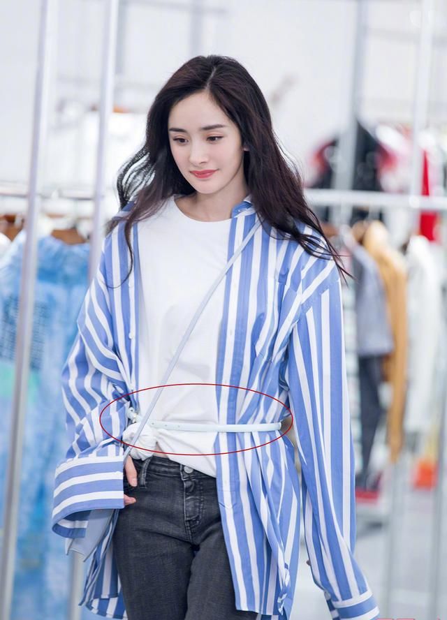 张天爱卷袖口，关晓彤乱系扣，妈妈眼中的不好好穿衬衫却能这么潮