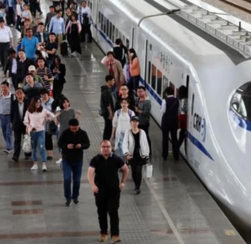  「大半夜」为什么火车大半夜经过某些地方，乘务员会拉上窗帘呢