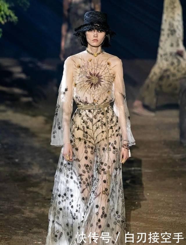 『花朵』2020开春 流行穿“开满花”的裙子,谁穿谁美!
