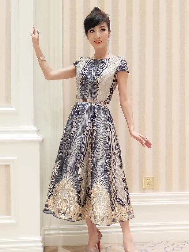 米雪真过分！只穿一件镂空针织衫现身，网友：她真的63岁了吗？