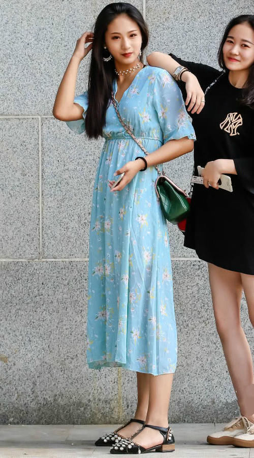  『简直』美女的“史上最薄鞋子”彻底火了，鞋子和脚融为一体，这腿简直了