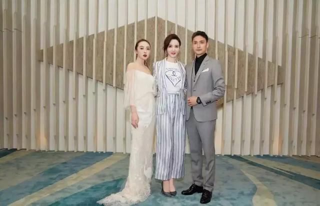 张萌深V连体裤，胸部挤成两馒头视线下移却尴尬了:衣服绷开了