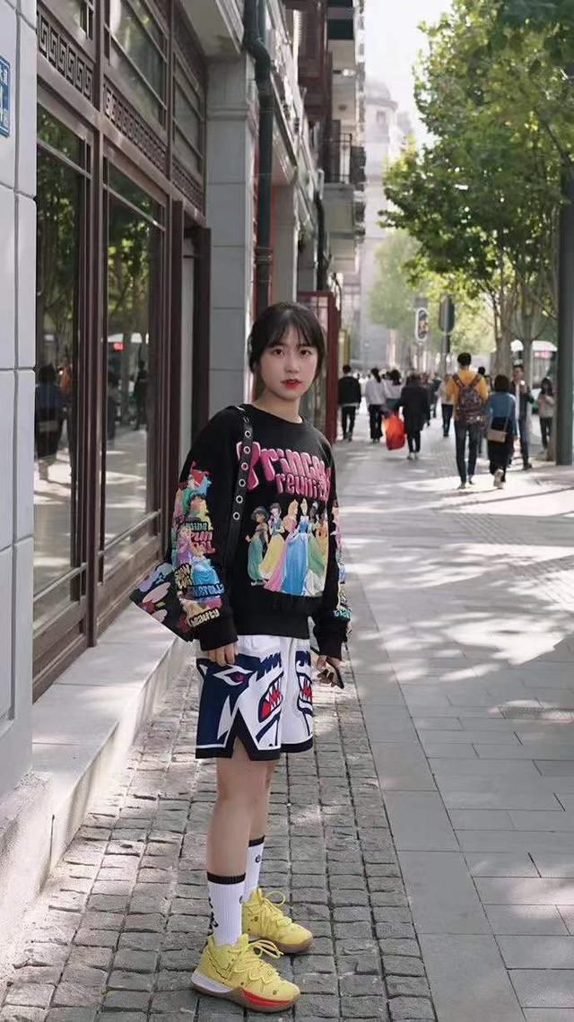  潮牌@SNKR Girls送鞋丨男友衬衫、潮牌、球衣...性感又会搭，就是这期球鞋女生们！4.20-4.26