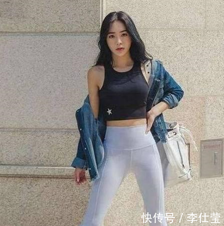 扎马尾的小姐姐穿紧身牛仔裤秀出青春与时尚，口罩也遮不住她的美