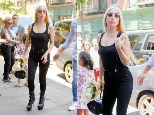 Gaga与未婚夫甜蜜出街不忘凹凸造型，连穿多天的30cm战靴估计难火