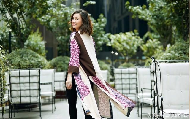 街拍宋佳时尚又霸气，网友:小宋佳坐姿真爷们，我服了