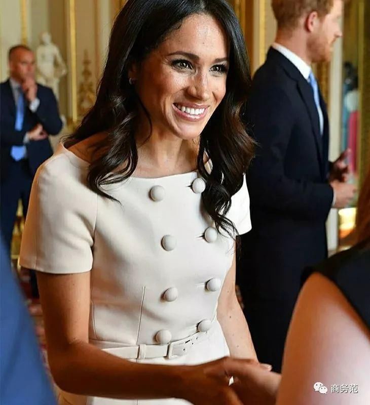 梅根花600万买衣服，坐姿被网友吐槽不合格，王妃太难当