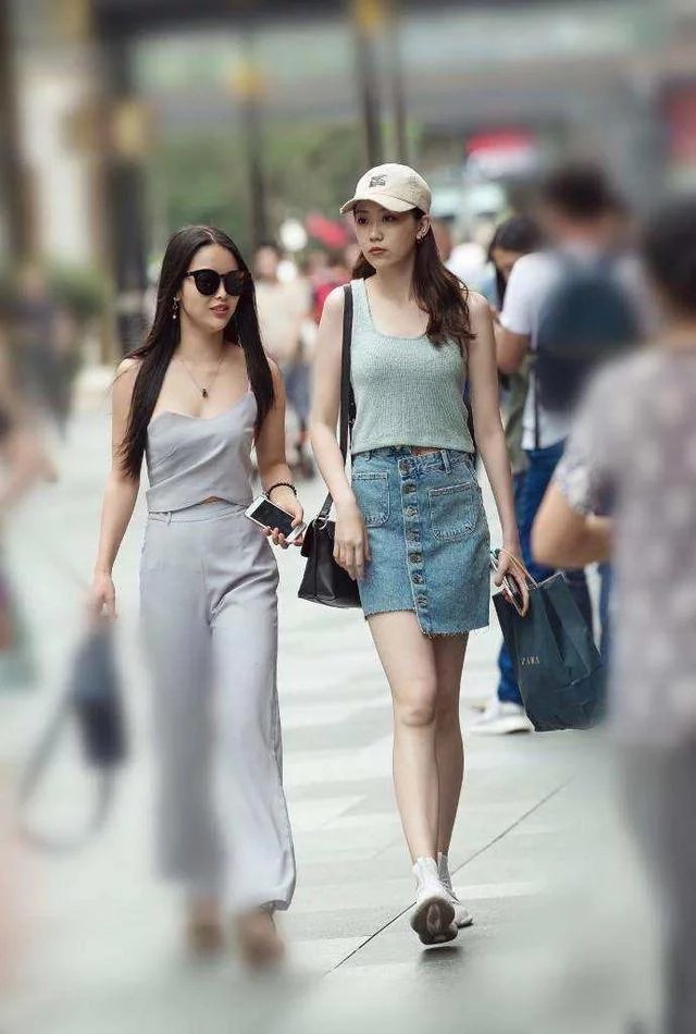 街拍：六月酷热，小姐姐个个张扬了起来!让人怦然心动