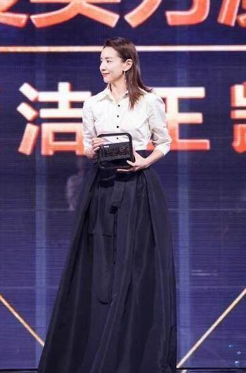 37岁董洁真会穿! 牛仔裤套在过膝长靴里, 不但显腿长还特显嫩