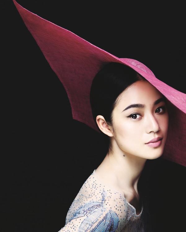 一向低调的周韵气场竟比老公姜文还强？送她上热搜的一字肩和天鹅