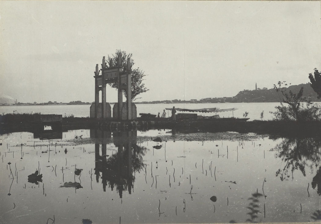 我要去100年前的杭州西湖看风景，不要去五一的西湖看人!