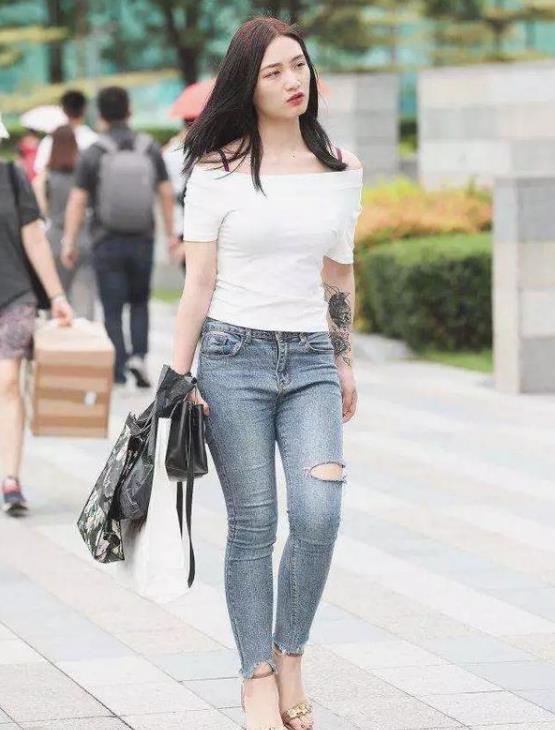  时尚：街拍：名嫒美姝的小姐姐，一条蕾丝连衣裙，时尚气质十足
