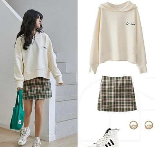 宽松:春季卫衣搭配短裙,甜美又减龄,日常或是逛街穿着青春少女感满满