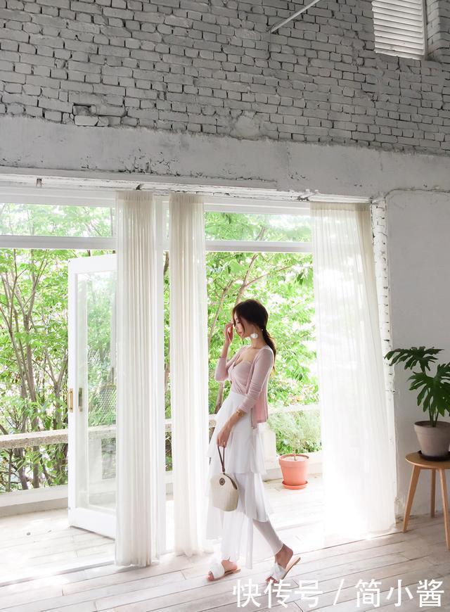 纤细的吊带连衣裙搭配很好的凸显脖颈曲线，清爽中透露着小性感