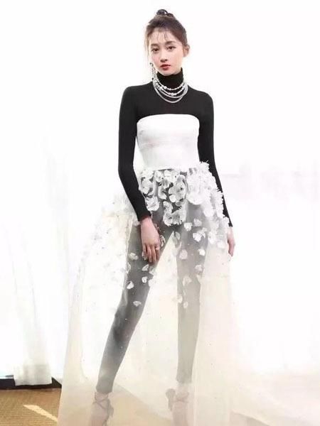 “裙子里穿裤子”的女星,关晓彤不算什么,宋茜确定能迈开腿?