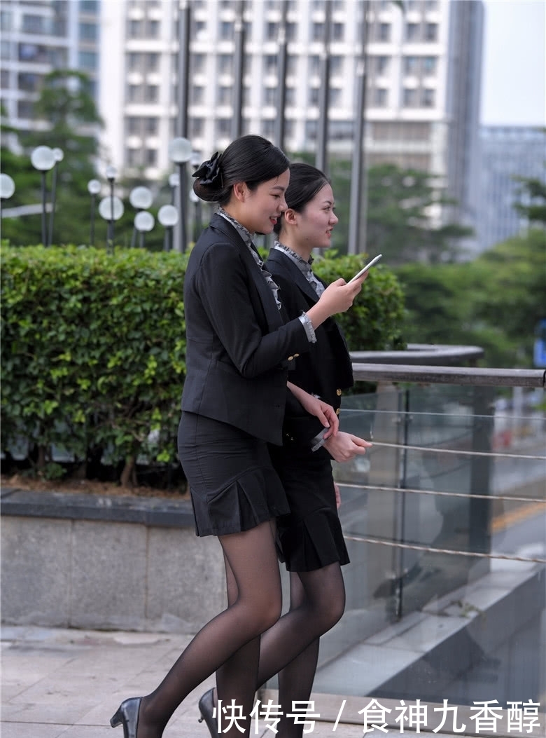 小姐姐:路人街拍:穿着职业装的2个小姐姐,长得高就是有优势啊!