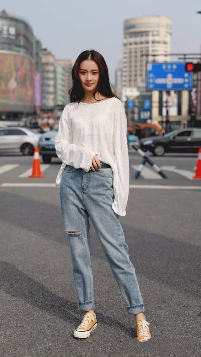 身穿|街拍:长发美女身穿白色连衣裙,气质高雅,显得时尚美丽又大方