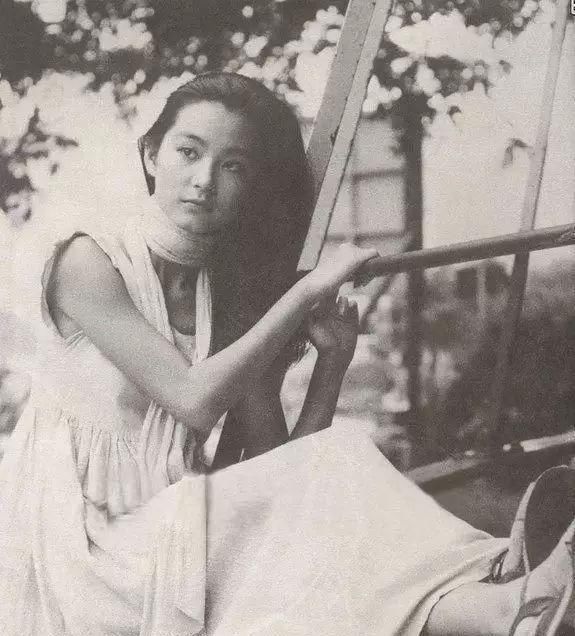  「合照」林青霞的穿搭，时髦了40年，网友：和胡因梦合照的那套，真不错
