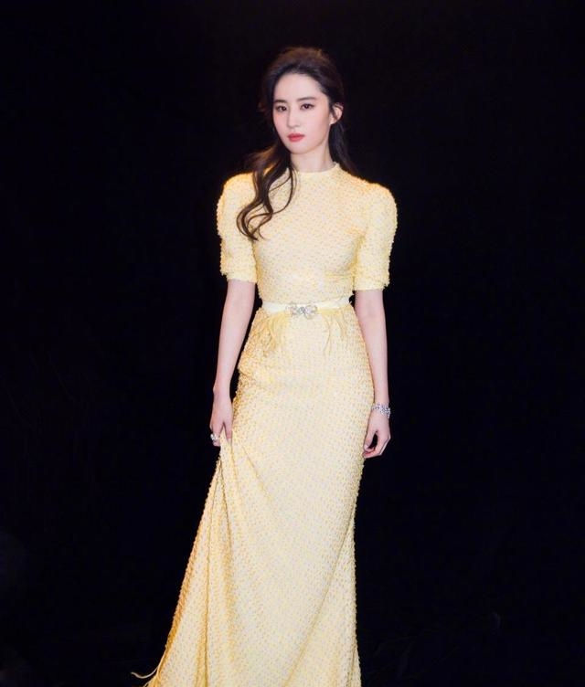  『美女』路人街拍,美女婉约动人,牛仔短裤搭配短款的上衣,显瘦又显高