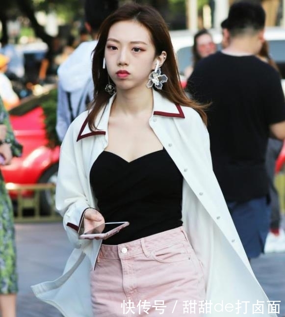 「气质」美女街拍:紧身裙小姐姐,展现高挑的身材,尽显性感的魅力!