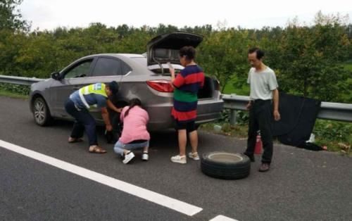 高速换备胎驾照被扣光！车主纳闷：停应急车道有错还是备胎有错？