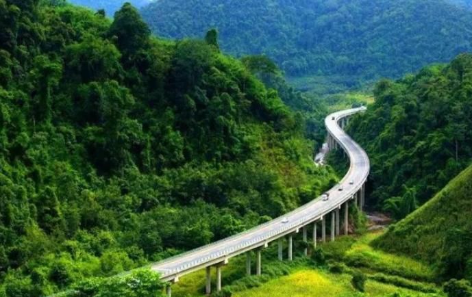 中国一条公路在国外走红，英国媒体称其为全球最美公路，没有之一
