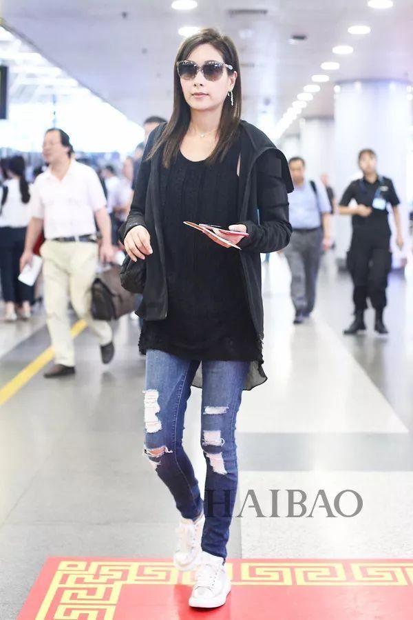 瘦回巅峰的赵薇年轻10岁!白百何这脸是怎么了?【海报街拍】