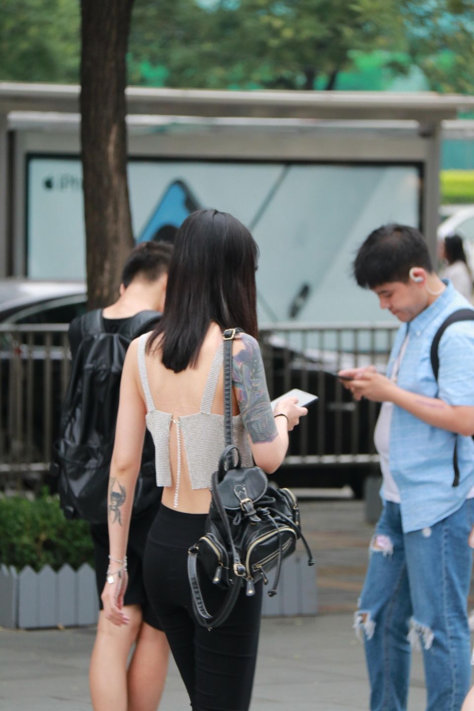 深圳街拍:美女姐姐身材高挑丰满性感动人 应该是男人的择偶标准