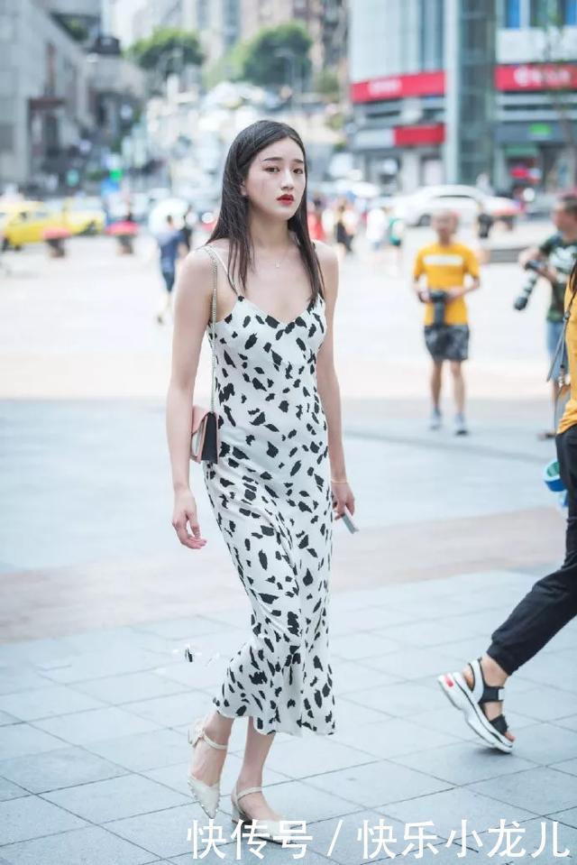  [时代]街拍：美女搭配一双尖头的高跟鞋，让你的穿搭与品味跟的上新时代的潮流