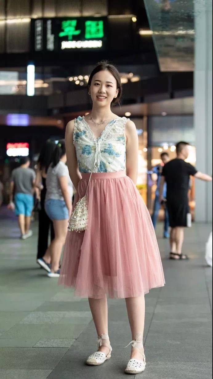 街拍：不凡之美，美丽甜美的小姐姐，美永远是不朽的话题！