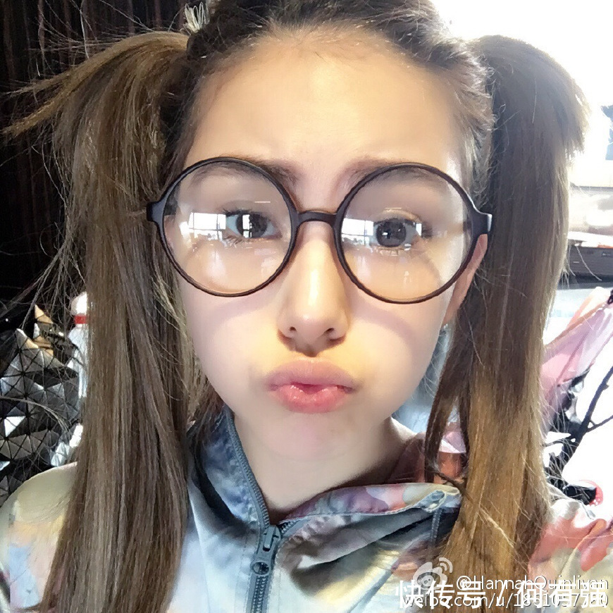 长腿女神霸道来袭！25岁昆凌穿复古连衣裙尽秀大长腿，网友：女神