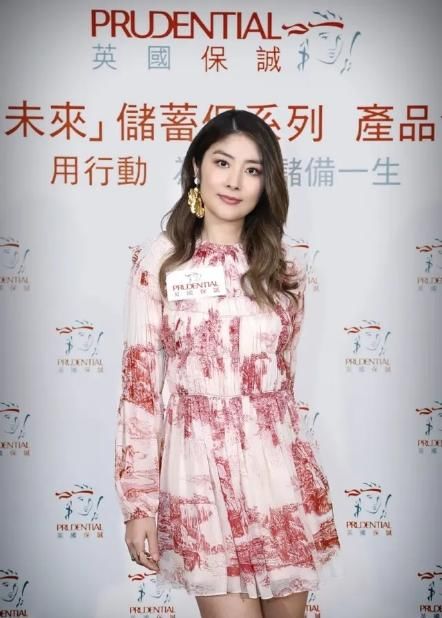  「暴露」陈慧琳173身材太惊艳，黑色披风连衣裙配渔网长靴，暴露真实腿型
