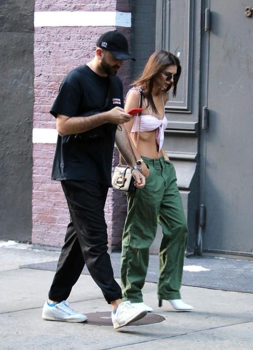 养眼！超模清凉出街，这身搭配太显身材