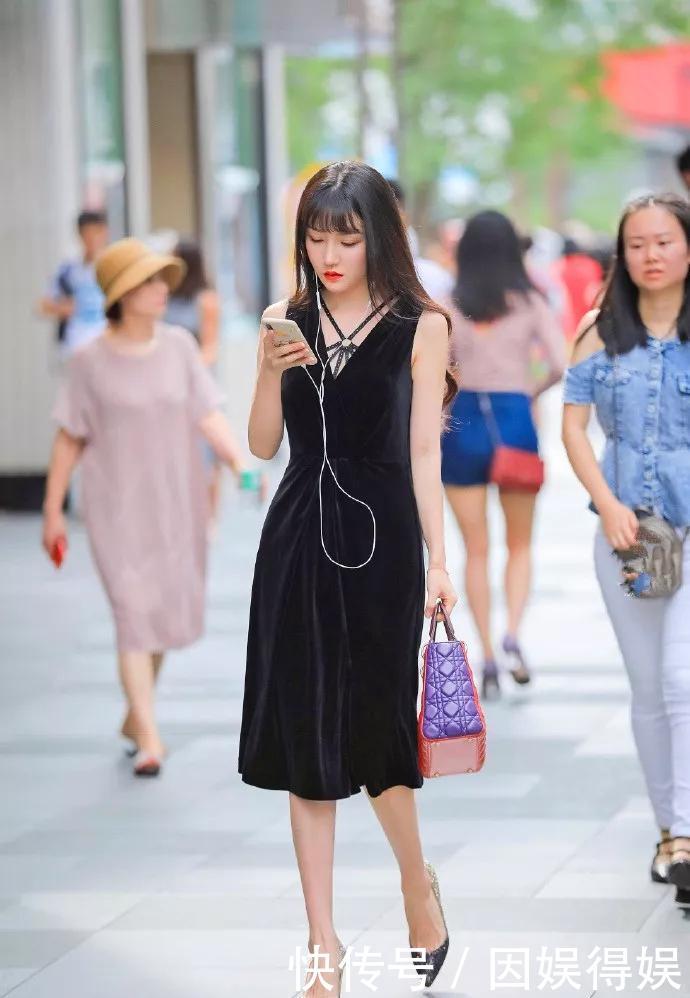  #体现#小姐姐白色的西装，穿出的风格干练利落，温柔又显气质