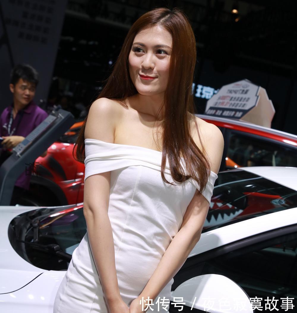 『美女』美女车模一身白色开衩裙, 气场强大