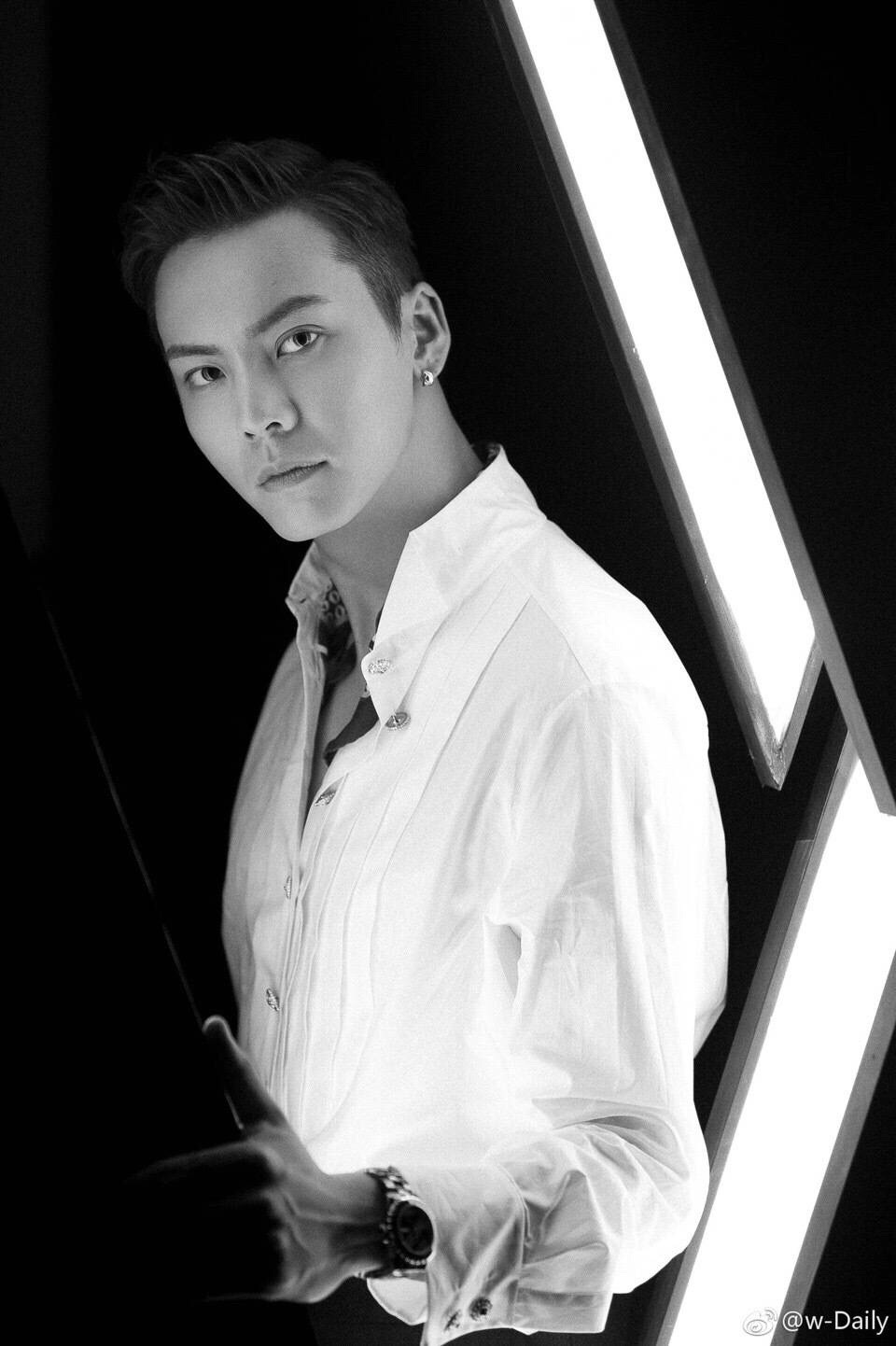 白衬衫男神陈伟霆 简单白衬衫搭出百变风格