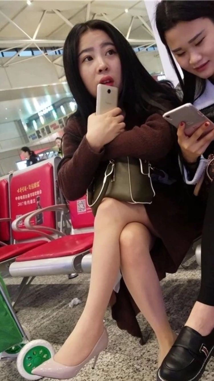 性感街拍丨候车室的丰满美女，一直拿嘴巴咬手机?!