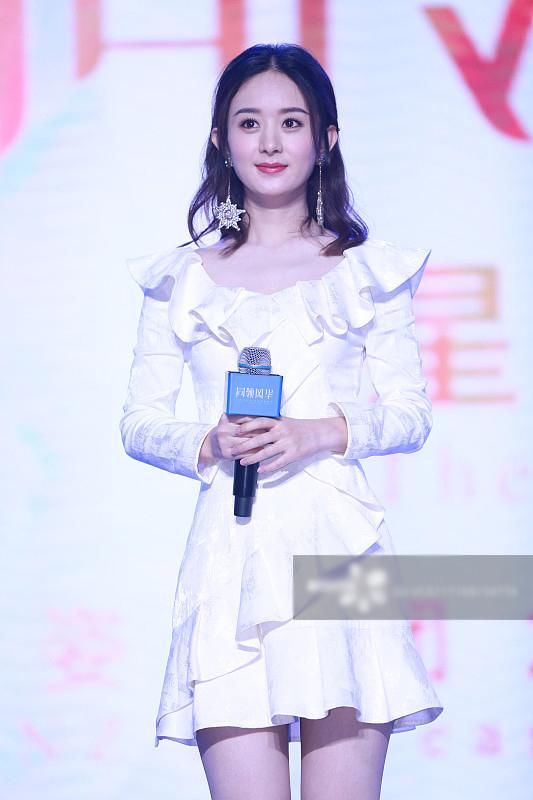 赵丽颖穿白色荷叶边连衣裙，甜美风十足！气场一点不输杨颖