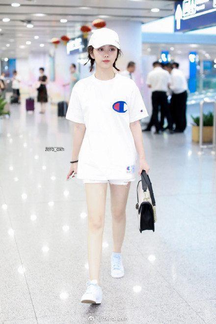 19岁杨超越和28岁谭松韵同穿“下身失踪”, 网友: 这差距可没9岁!