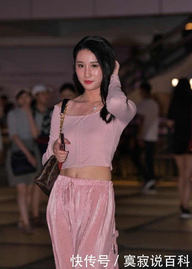  #迷人#小姐姐肤白人美，粉色穿搭太迷人，御姐气息满满！