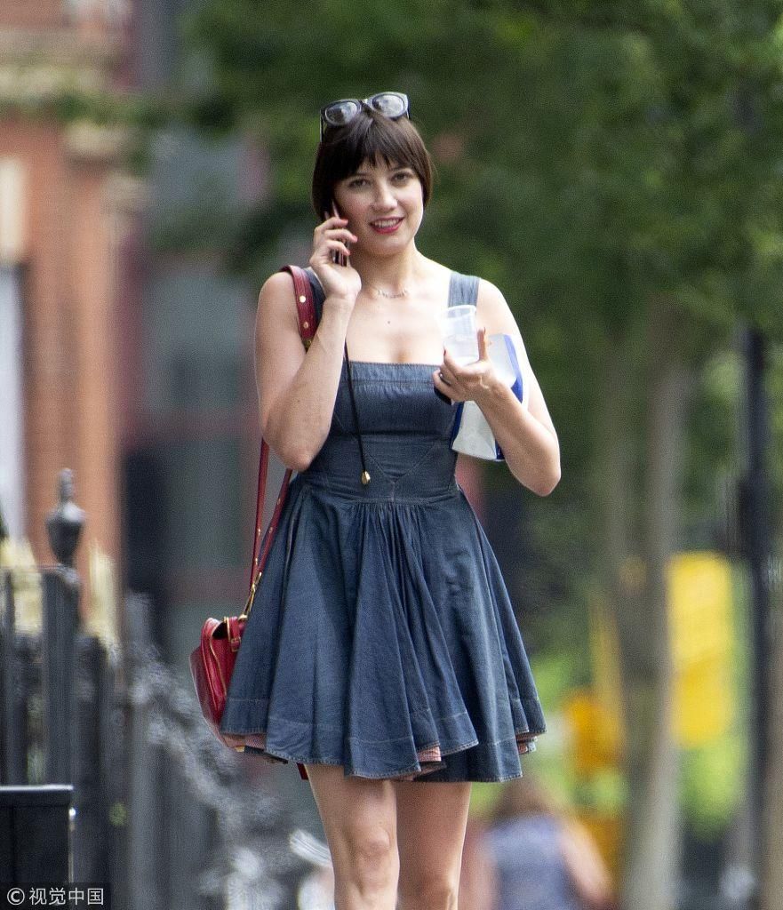 黛西罗易剪齐耳短发新造型减龄 低胸连衣裙大秀美腿时髦吸睛