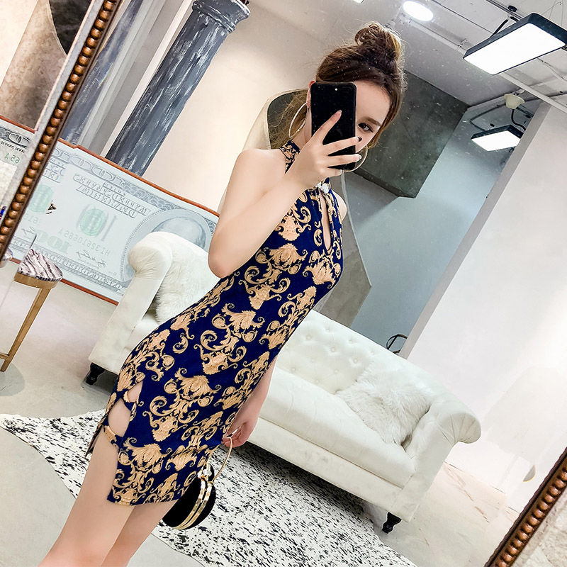 40岁媳妇胆子越来越大，这样凹凸的旗袍也敢穿出去，简直迷死人