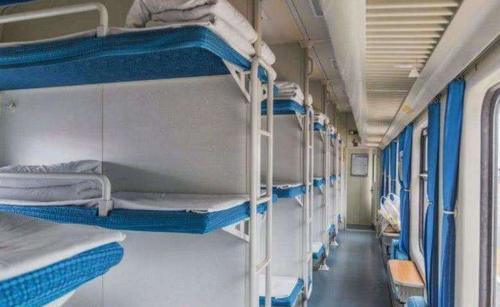 为何在选择火车卧铺时,女生最好不要选下铺?不看还真不知道!